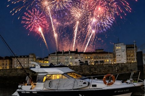 Vive los fuegos artificiales de la noche de Begoña en Gijón desde el mar