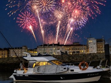Ammira lo spettacolo pirotecnico notturno della Begoña a Gijón dal mare.