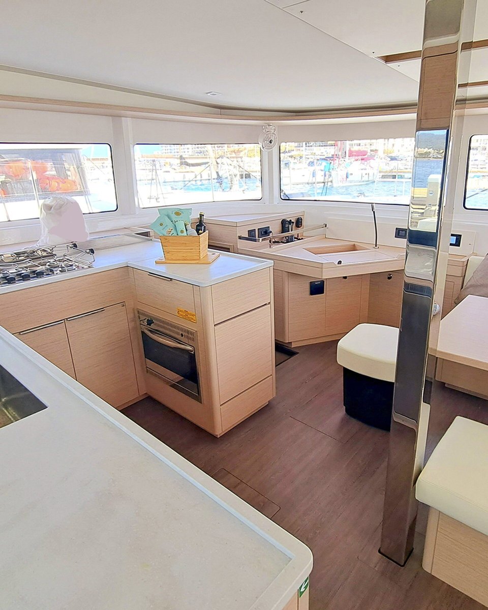 Luxusboote segeln vom Meer von Ibiza zu den Bahamas