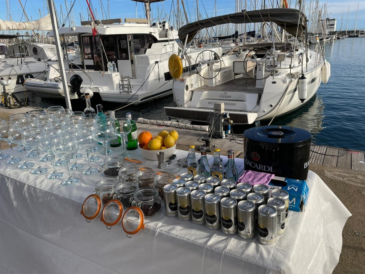 Un laboratorio di Gin & Tonic sulla barca a vela