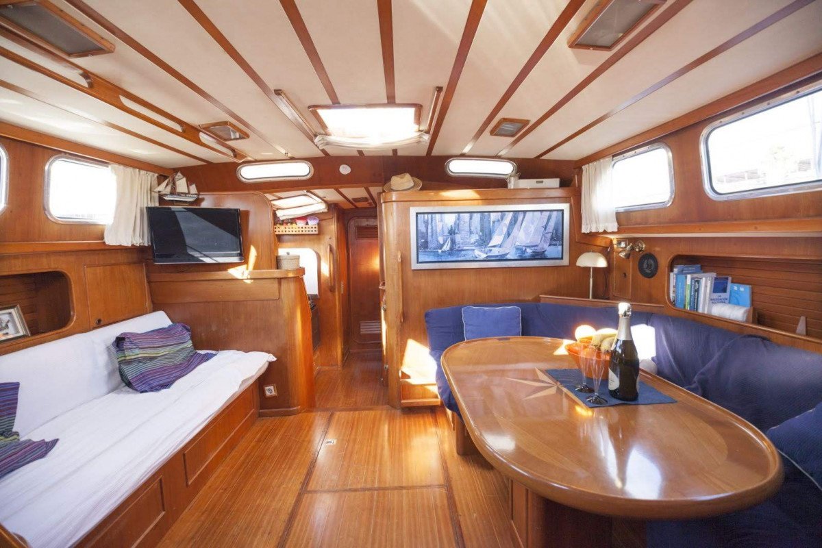 Pratica di yoga su un veliero