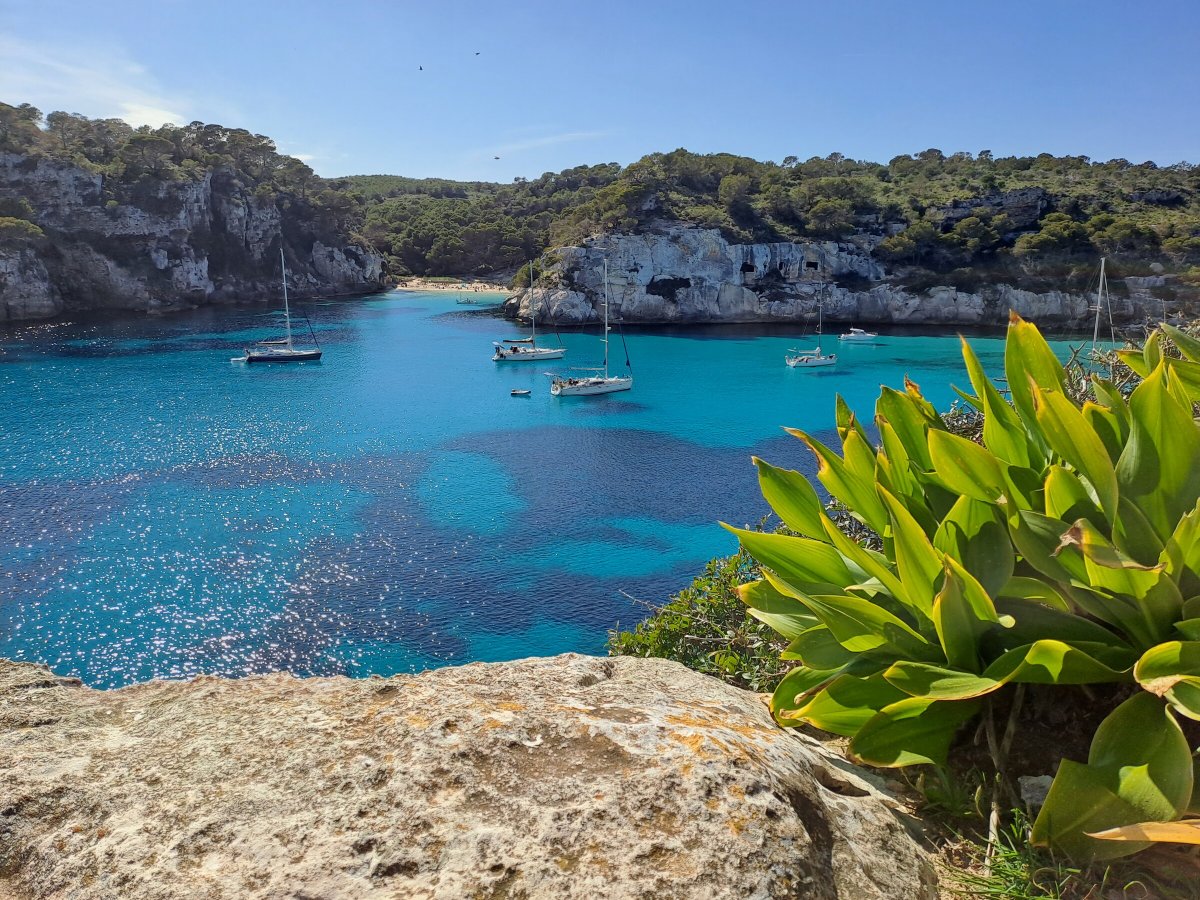 Isla de Menorca visto desde el mar, viaje de Barcelona a Menorca en velero