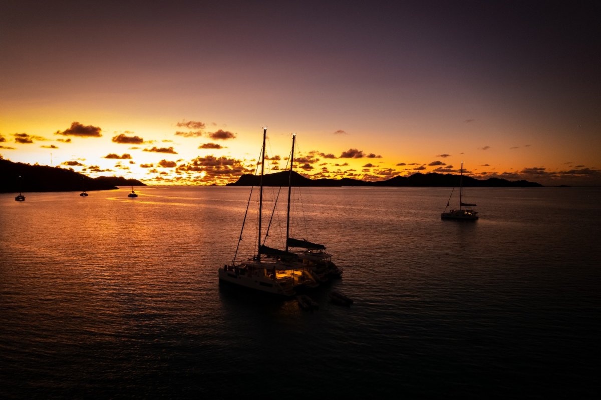 Segeltour auf den Stränden der Seychellen