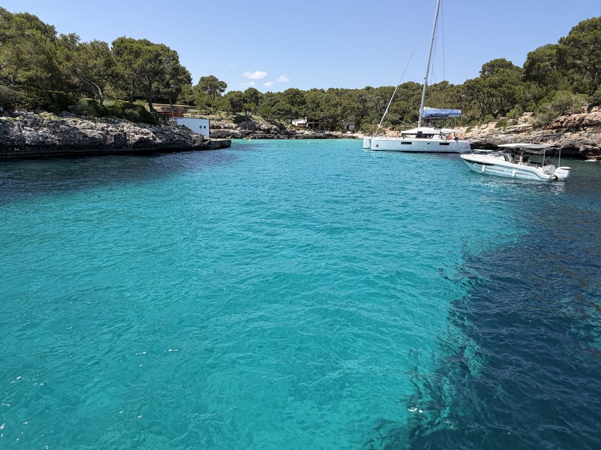 Navigazione in mare aperto su barca