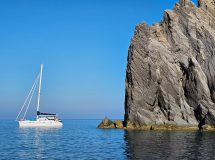 Goditi la vista panoramica delle isole Eolie dal catamarano