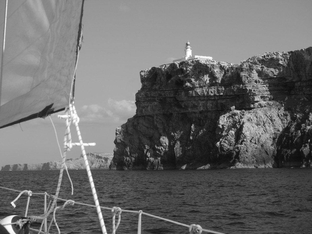 A sailing trip around Menorca with departure and arrival in Mahón