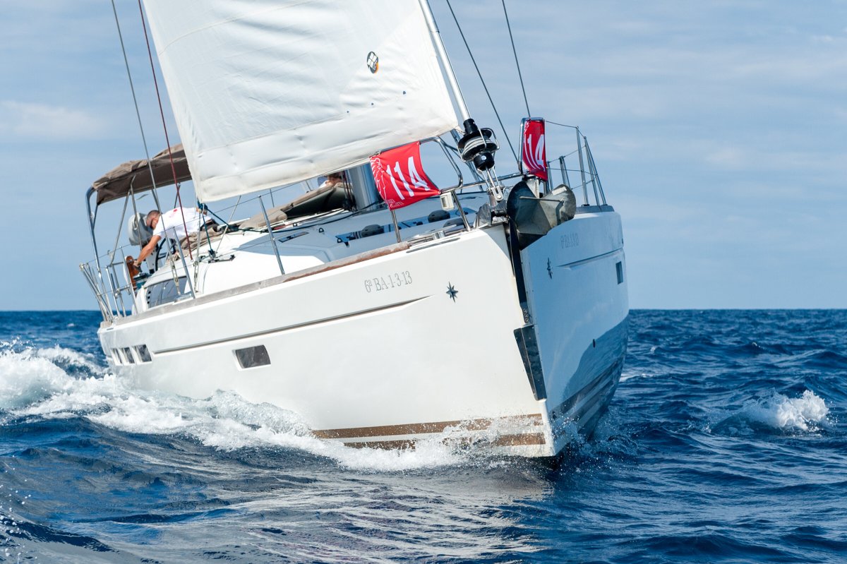 Boot segelnd auf der Sal-Route in Denia