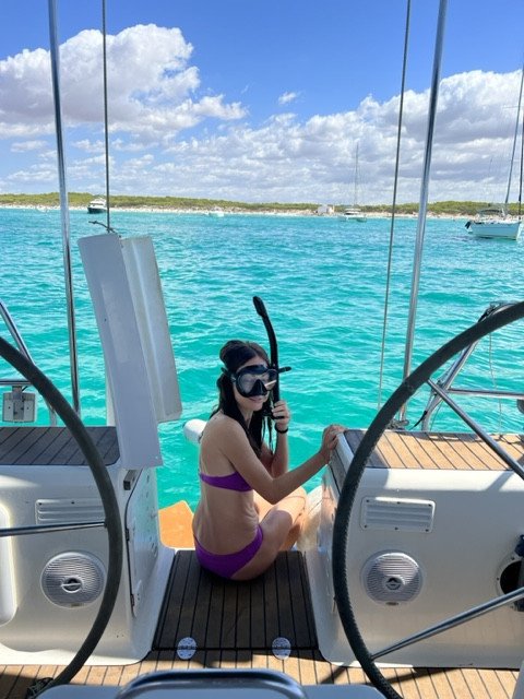 Explora las islas Baleares en un viaje en barco desde Mallorca a Menorca, con una parada en Cabrera