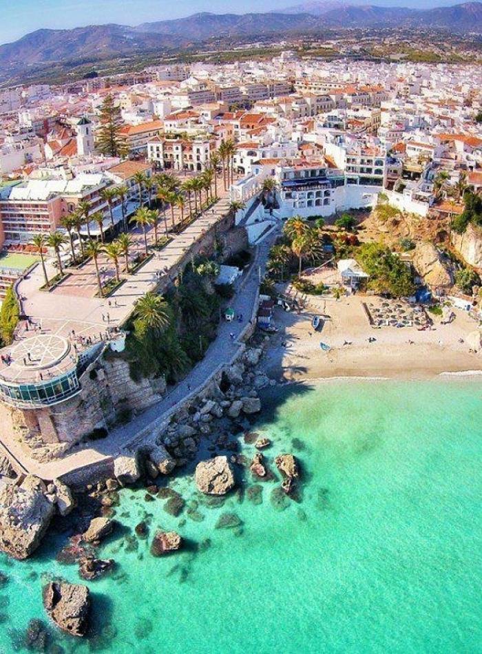 Barca a vela che naviga sul fiume Guadalquivir