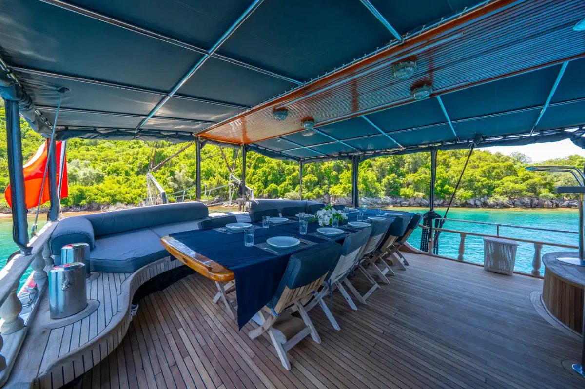 Rilassati in una cabina di yacht per le isole Dodecannesi