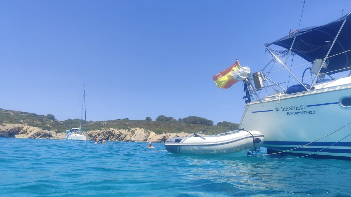 Learn how to sail with our sailing courses