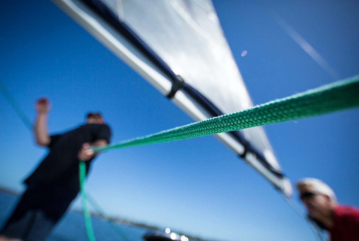 Vela nel Mediterraneo in una flotta