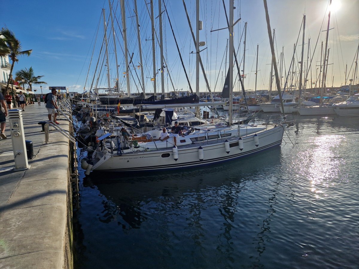Segelnd in einem Segelboot durch die Gewässer von Gran Canaria