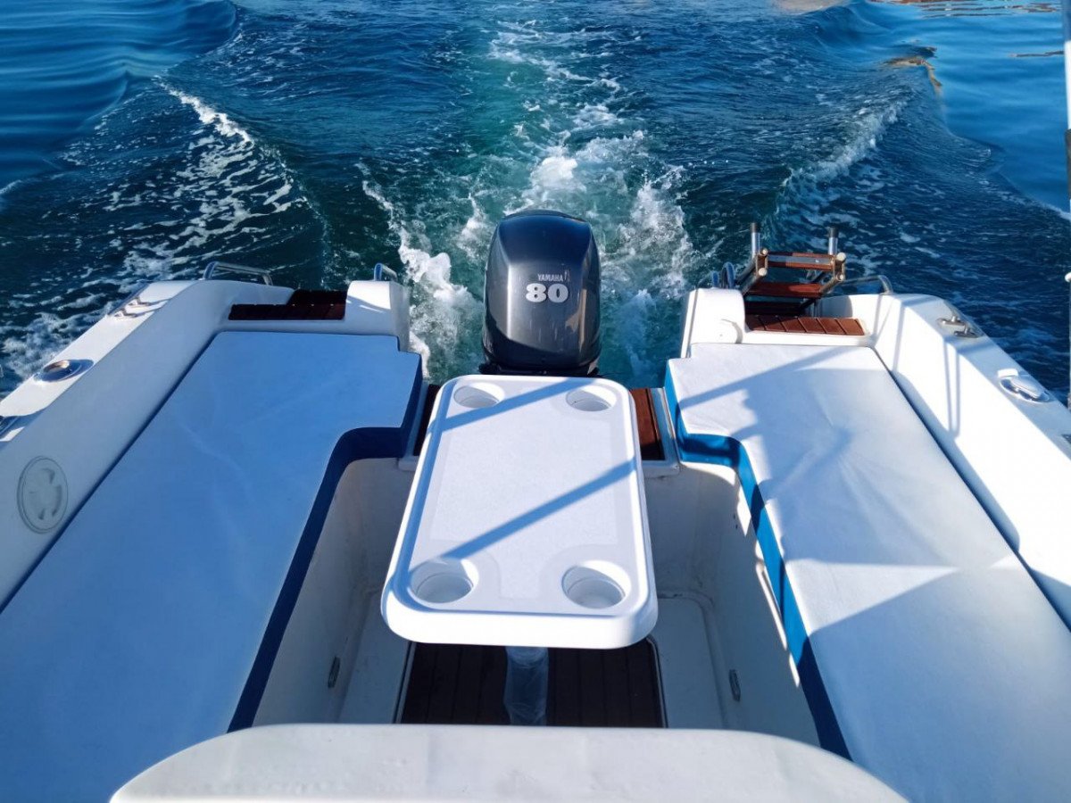 Eine Abenteuerfahrt auf See mit einem Boot ohne Skipper