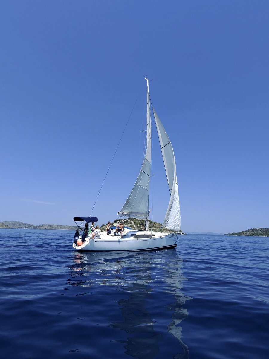 Segelboot auf dem blauen Meer