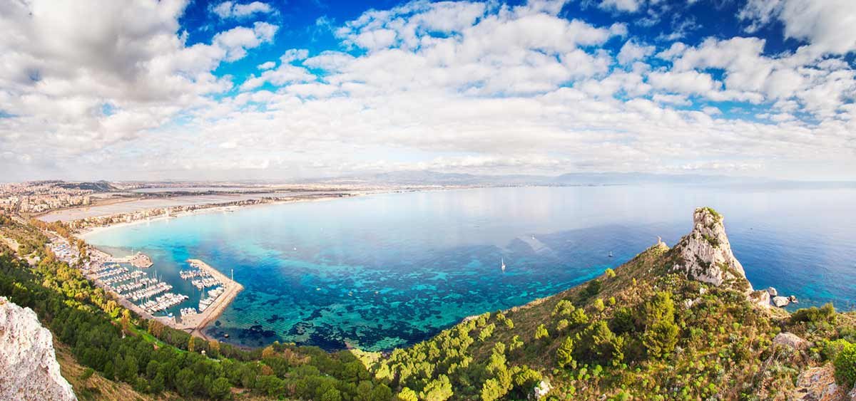 Naviga tra le isole mediterranee di Sicilia e Sardegna