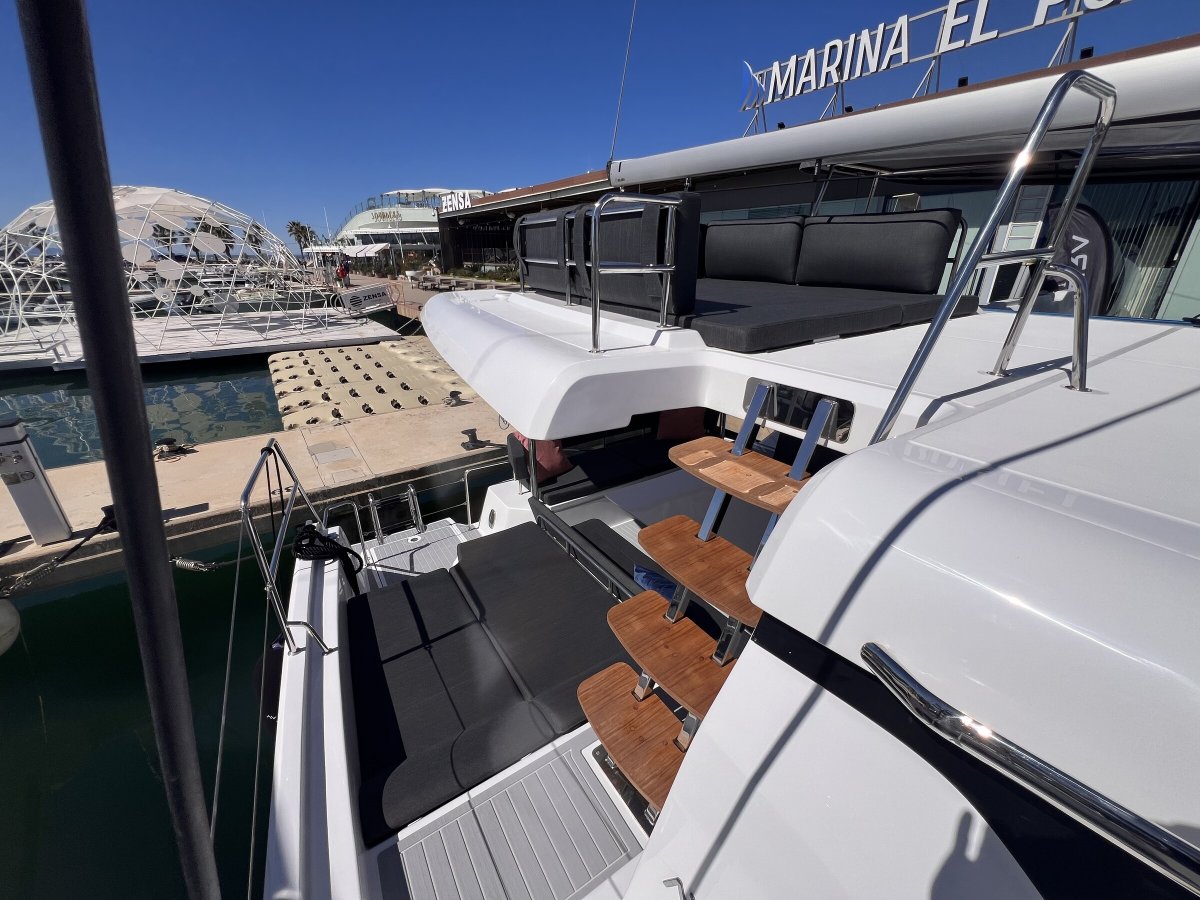 Aventura en un catamarán nuevo en La Manga del Mar Menor