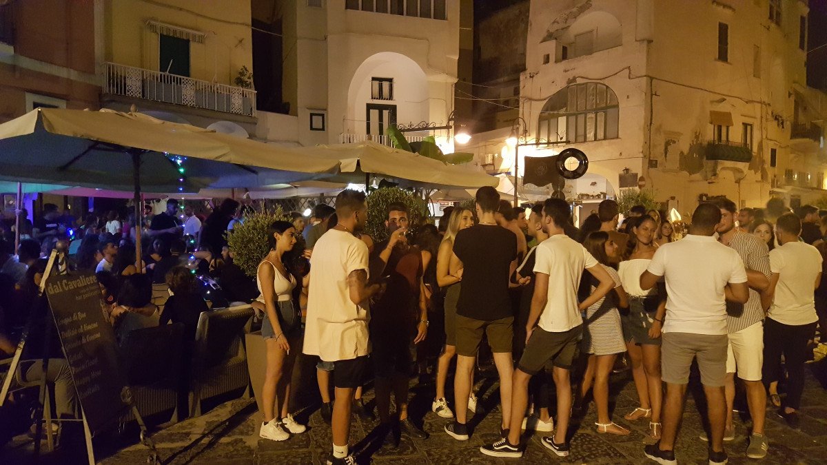 Vuelo en helicóptero sobre el Golfo de Nápoles, con vistas panorámicas de Capri, Ischia, Procida y la Costa Amalfitana.