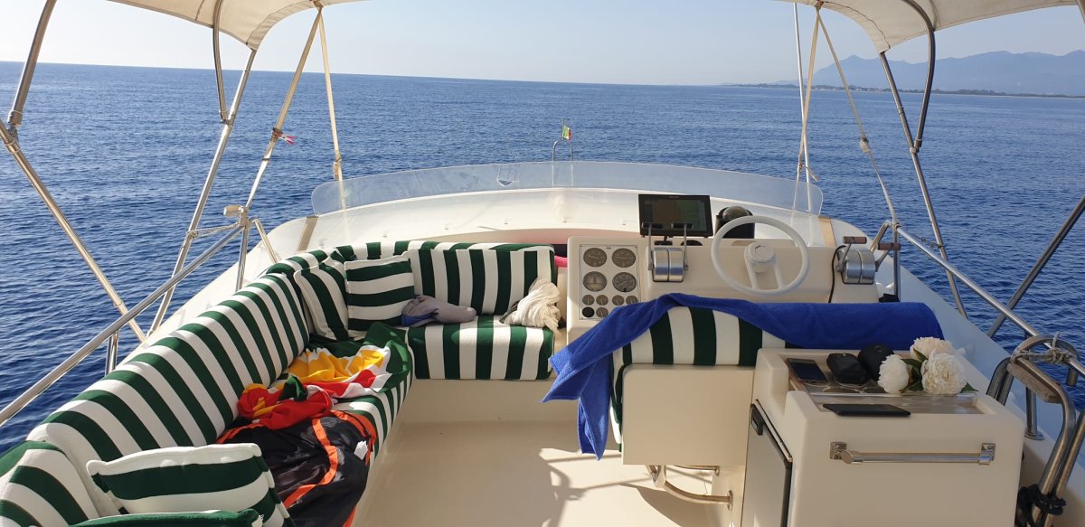 Barca a vela in navigazione nell'arcipelago di La Maddalena