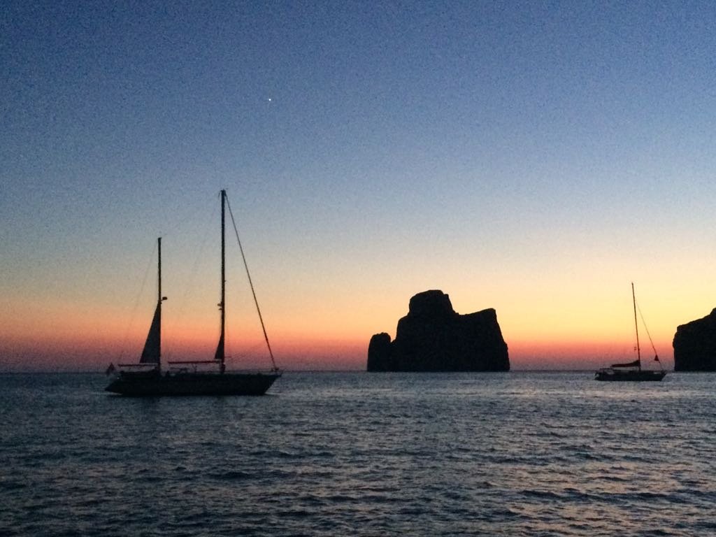 Esplora le baie e le calette più belle della Sardegna.