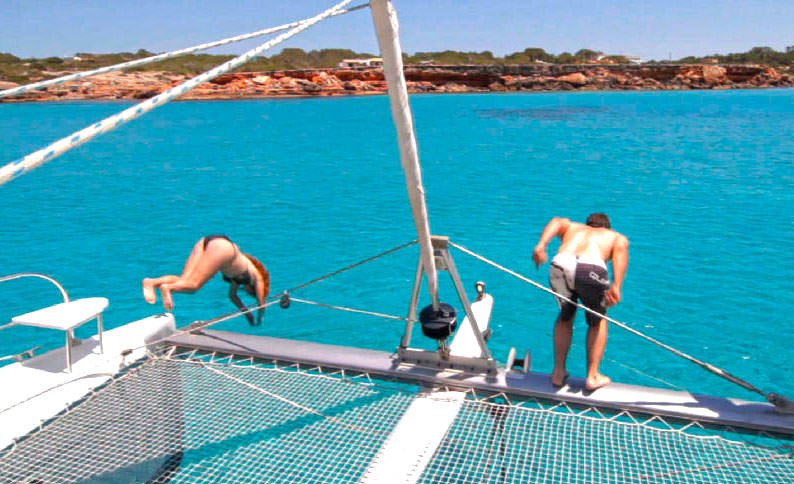 Disfruta de las aguas cristalinas y playas vírgenes de Ibiza y Formentera