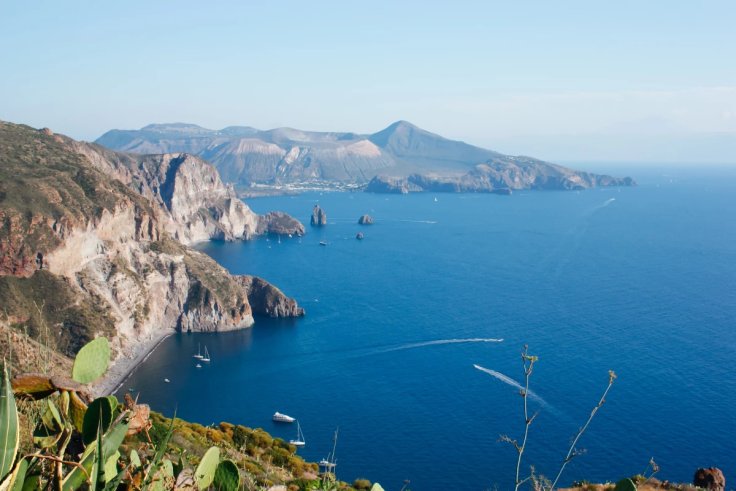 Eolie-in-barca-a-vela - natura - divertimento-e-tanto-gusto - Cuoca-a-bordo