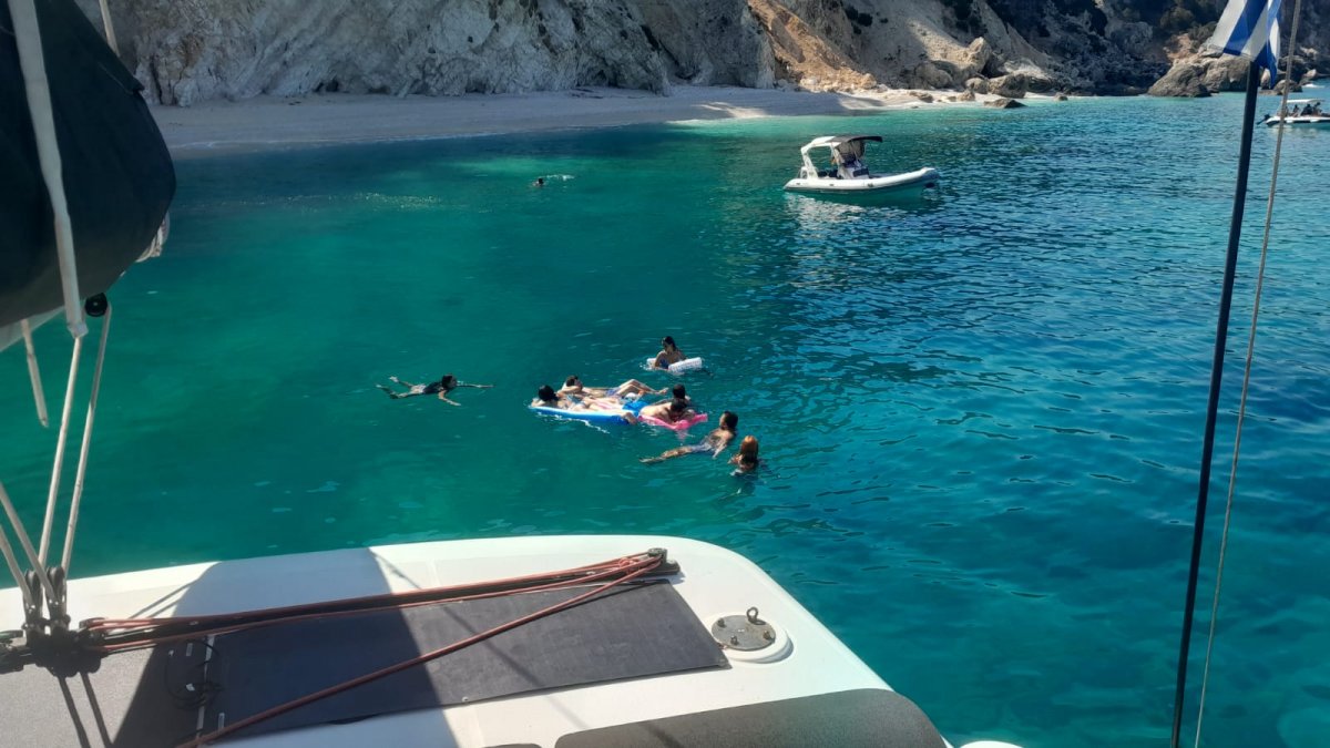 Vista panorámica del Mar Jónico desde un catamarán