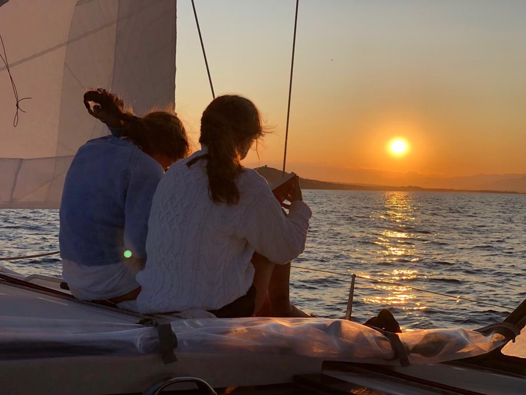 Corso di vela in catamarano lungo la costa mediterranea