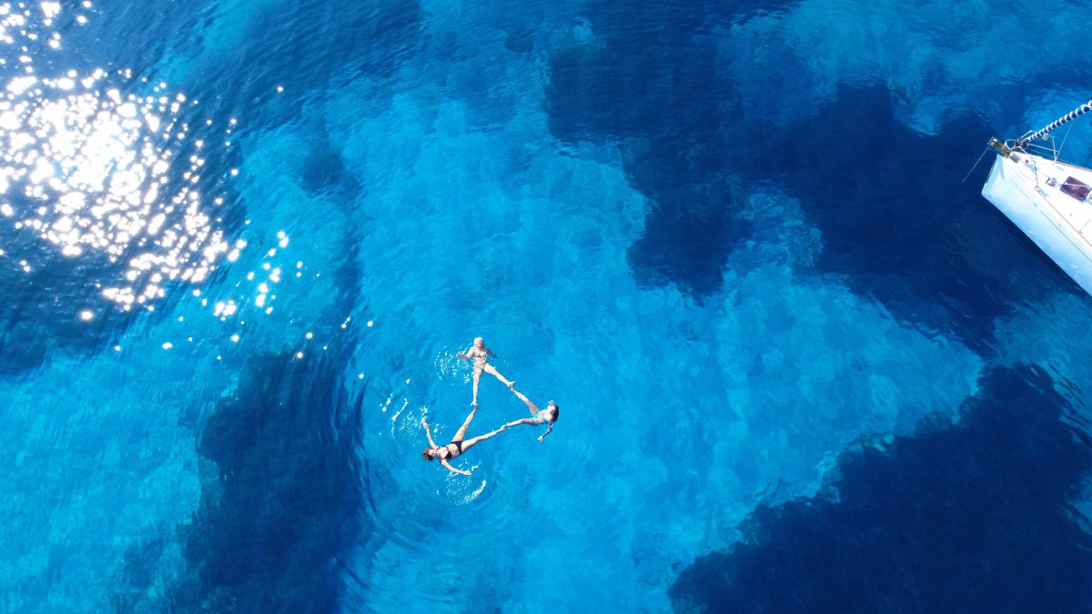 Da Milos a Santorini: le Cicladi più belle in barca a vela con skipper e cucina