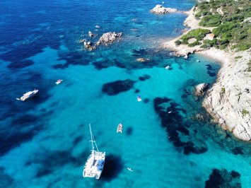 Sardinia Experience. Catamarán con Hostess/Chef. Maddalenna - Tavolara - Baunei