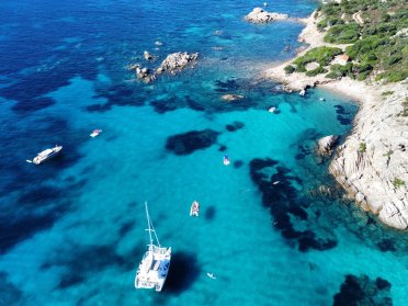 Esperienza in Sardegna. Catamarano con Hostess/Chef. Maddalenna-Tavolara-Baunei