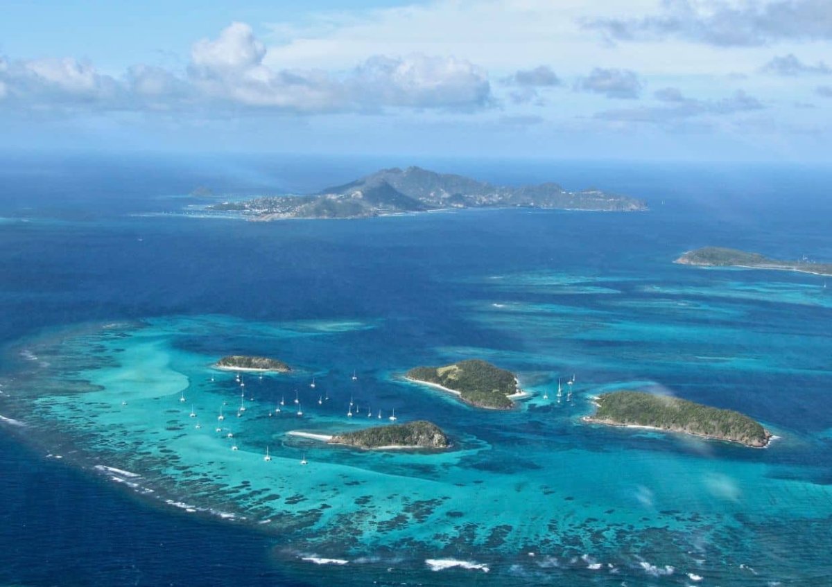 Descubre las bellezas de las Granadinas en un catamarán