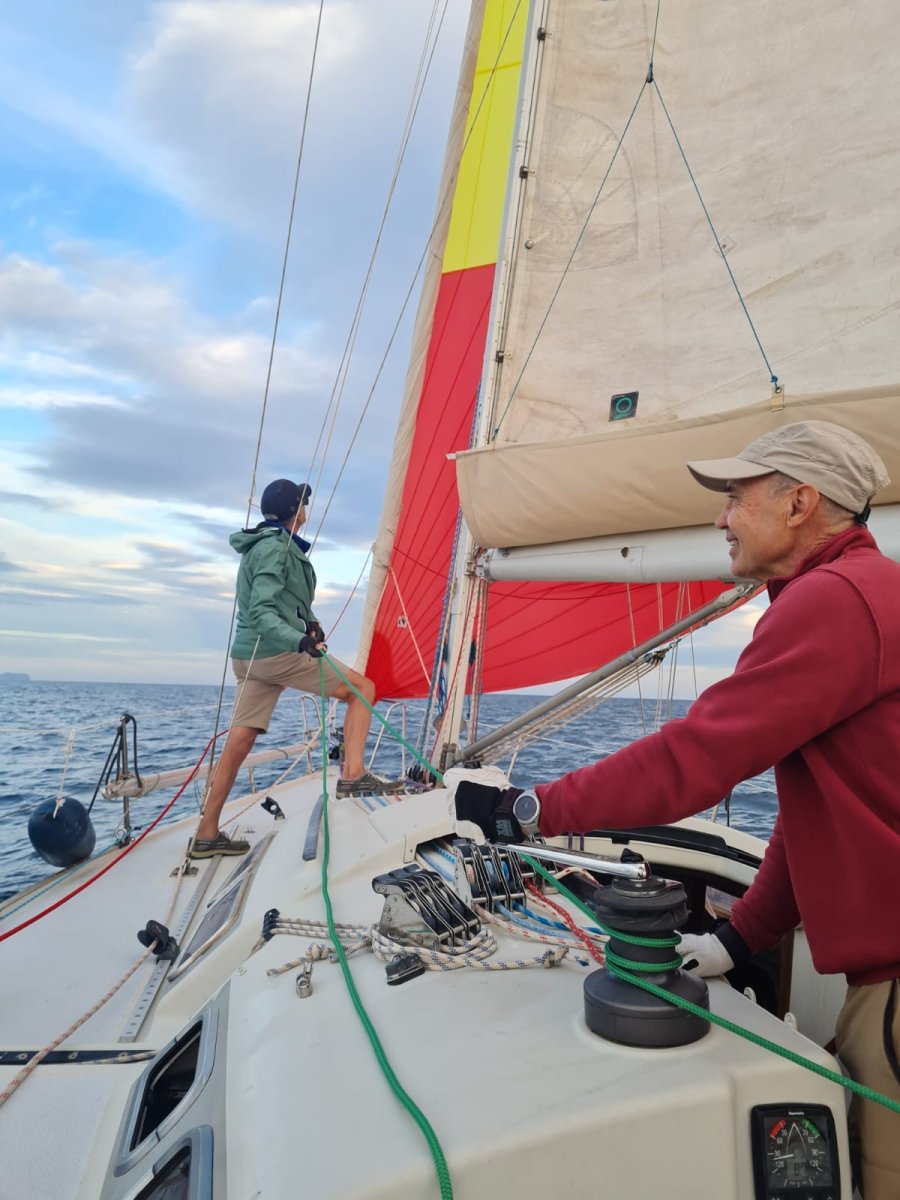 Barca da regata nel mare di Alicante