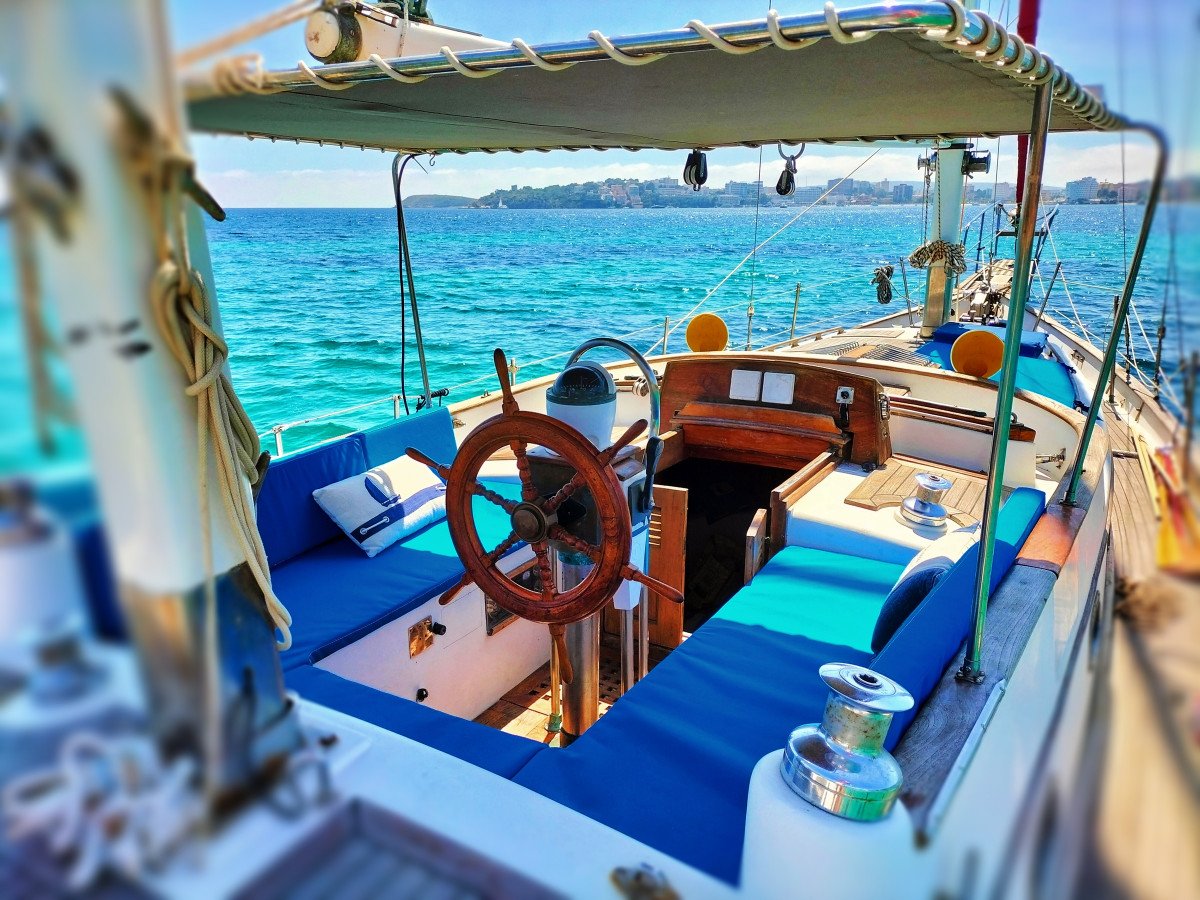 Sailboat sailing experience