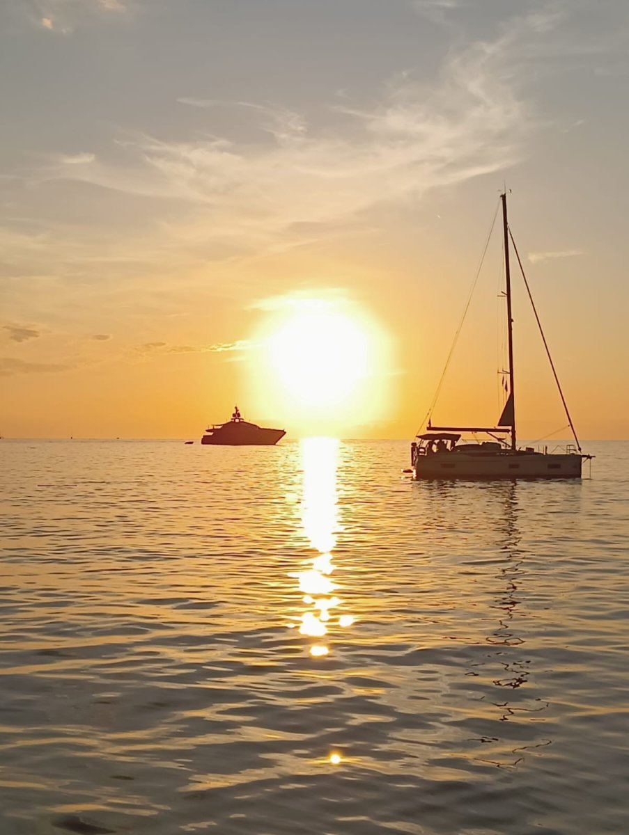 Barca a vela di lusso per corsi di navigazione in Toscana.