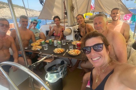 Navega en velero por Menorca con cocinera a bordo