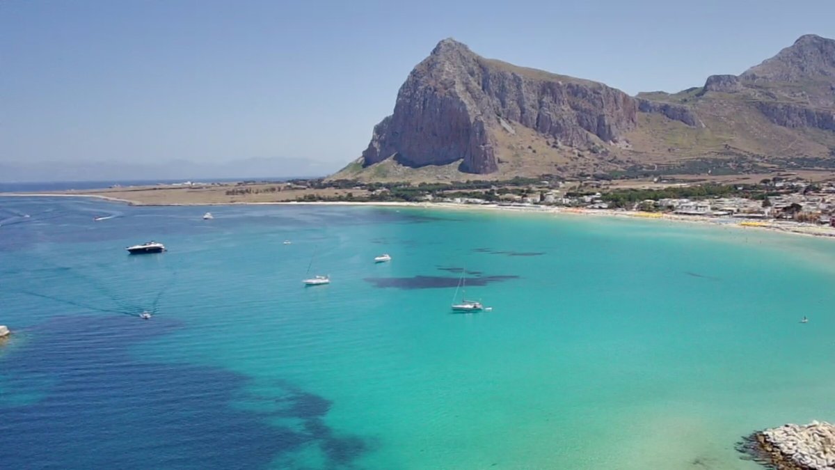 Navigare in barca a vela tra le acque delle Egadi