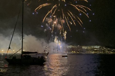 Vive los fuegos de Alicante desde el mar