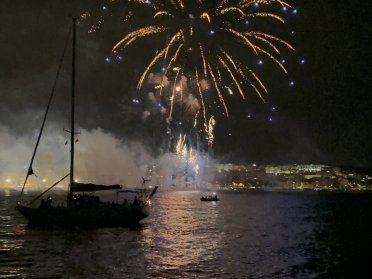 Vive los fuegos de Alicante desde el mar