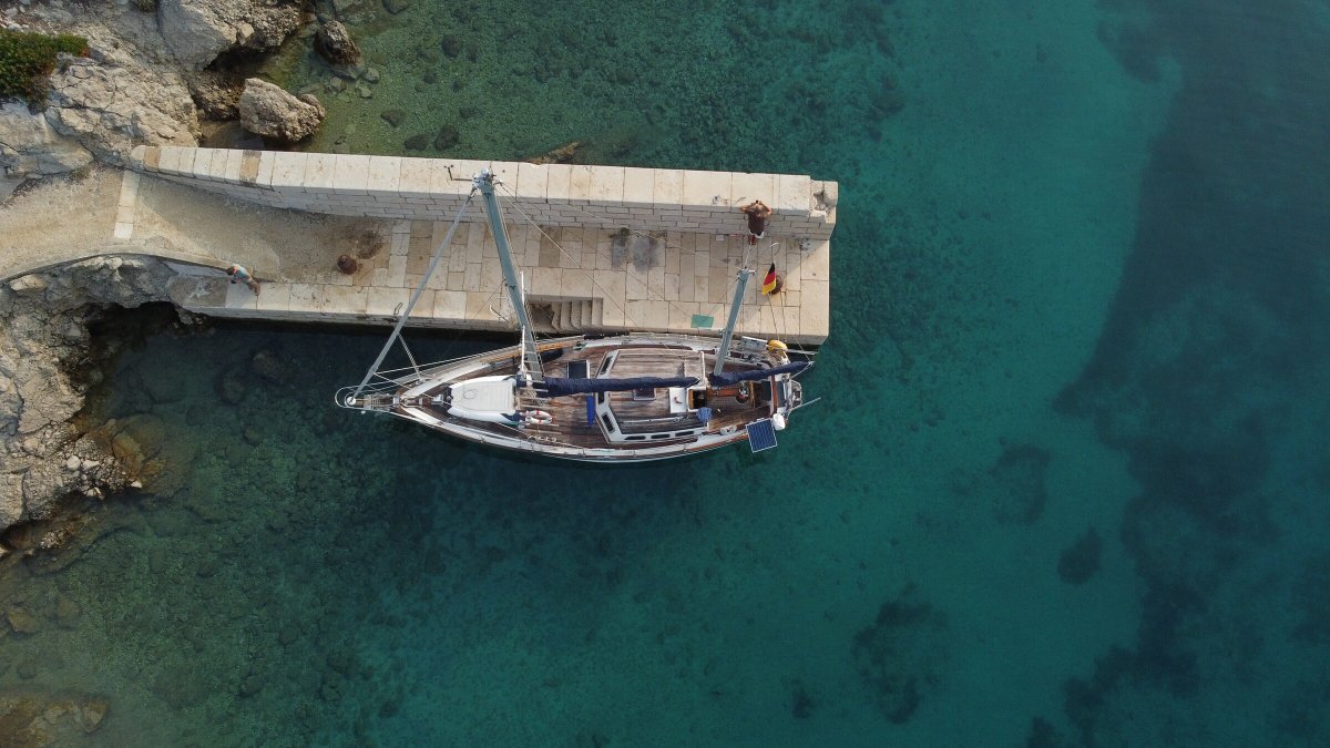 Explora la belleza de Pula desde el mar