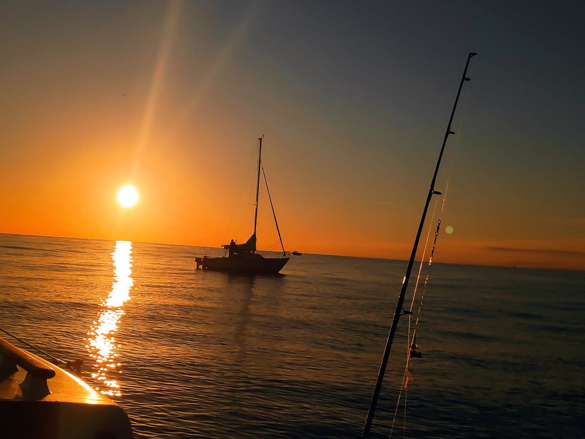 Una barca a vela che naviga lungo la costa del Garraf