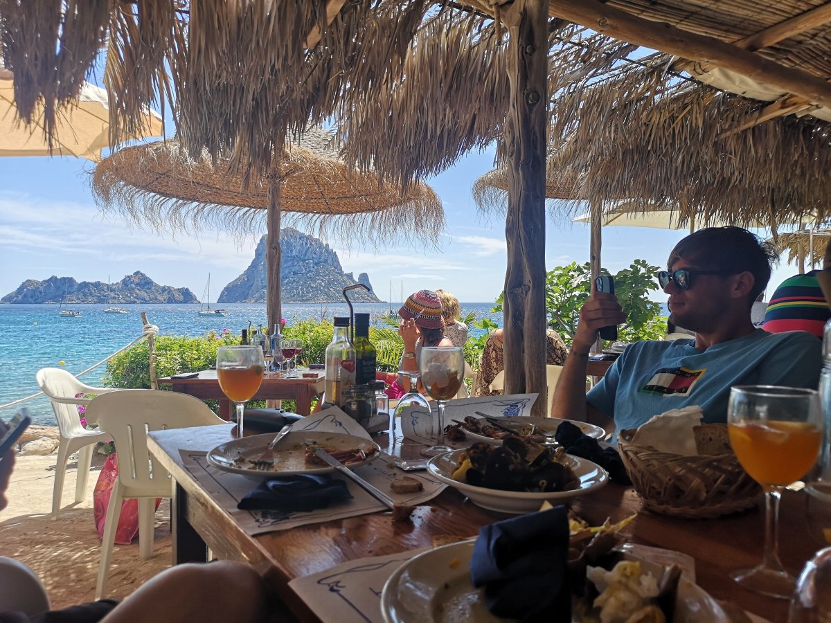 Navegando en un velero en las aguas cristalinas de Ibiza