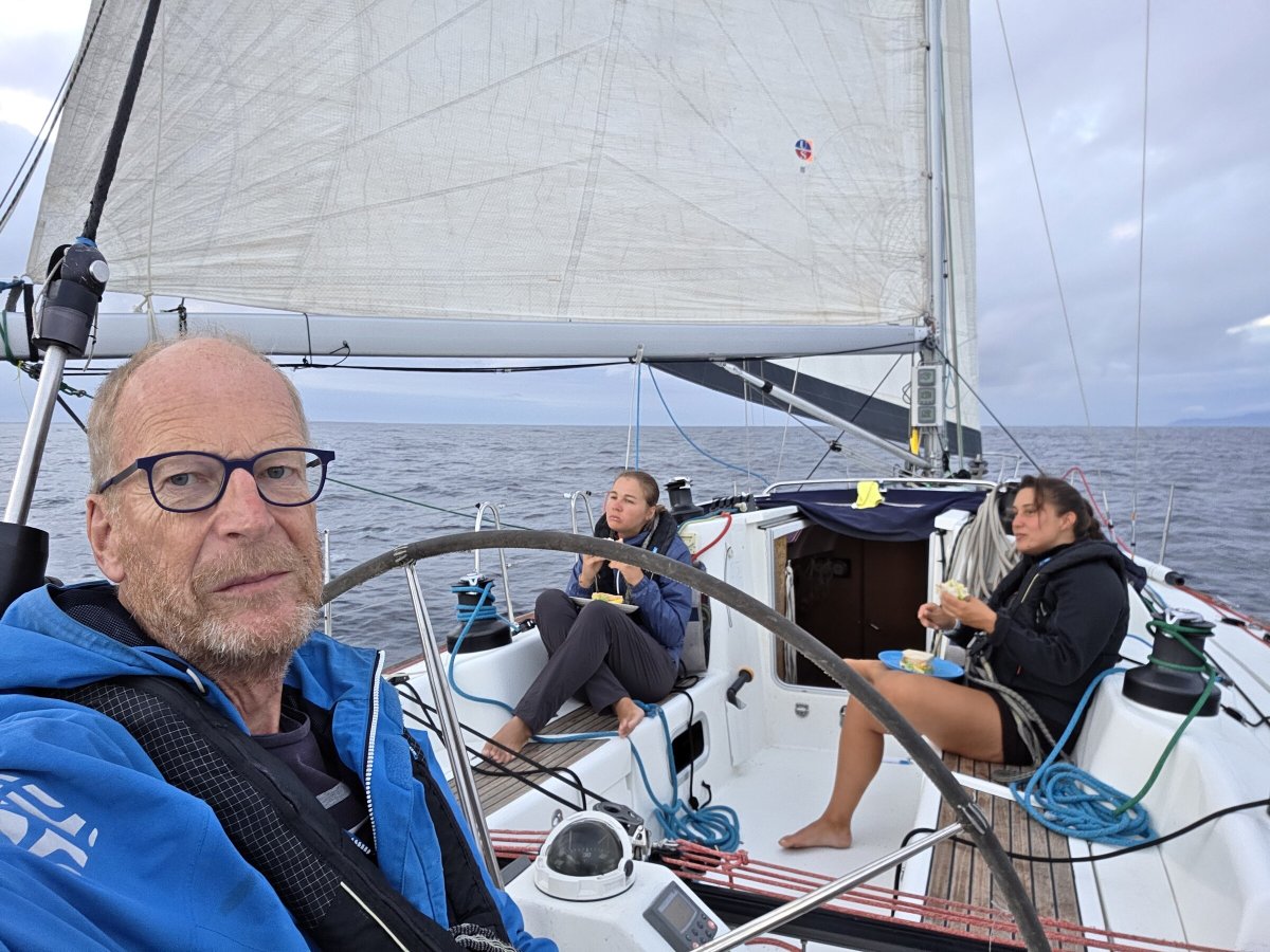 Barche da corsa nell'Antigua Bermuda Race in lontananza