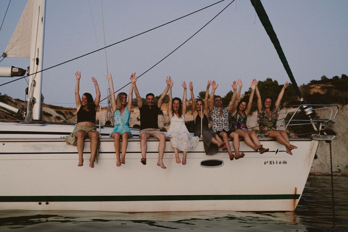 Barca a vela nel mare durante un viaggio.
