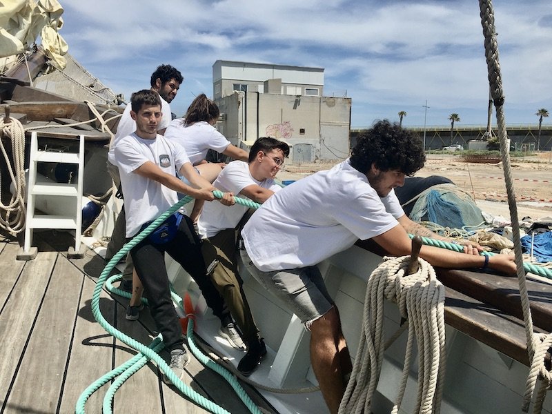 Genießen der natürlichen Schönheit auf einer klassischen Schonerfahrt