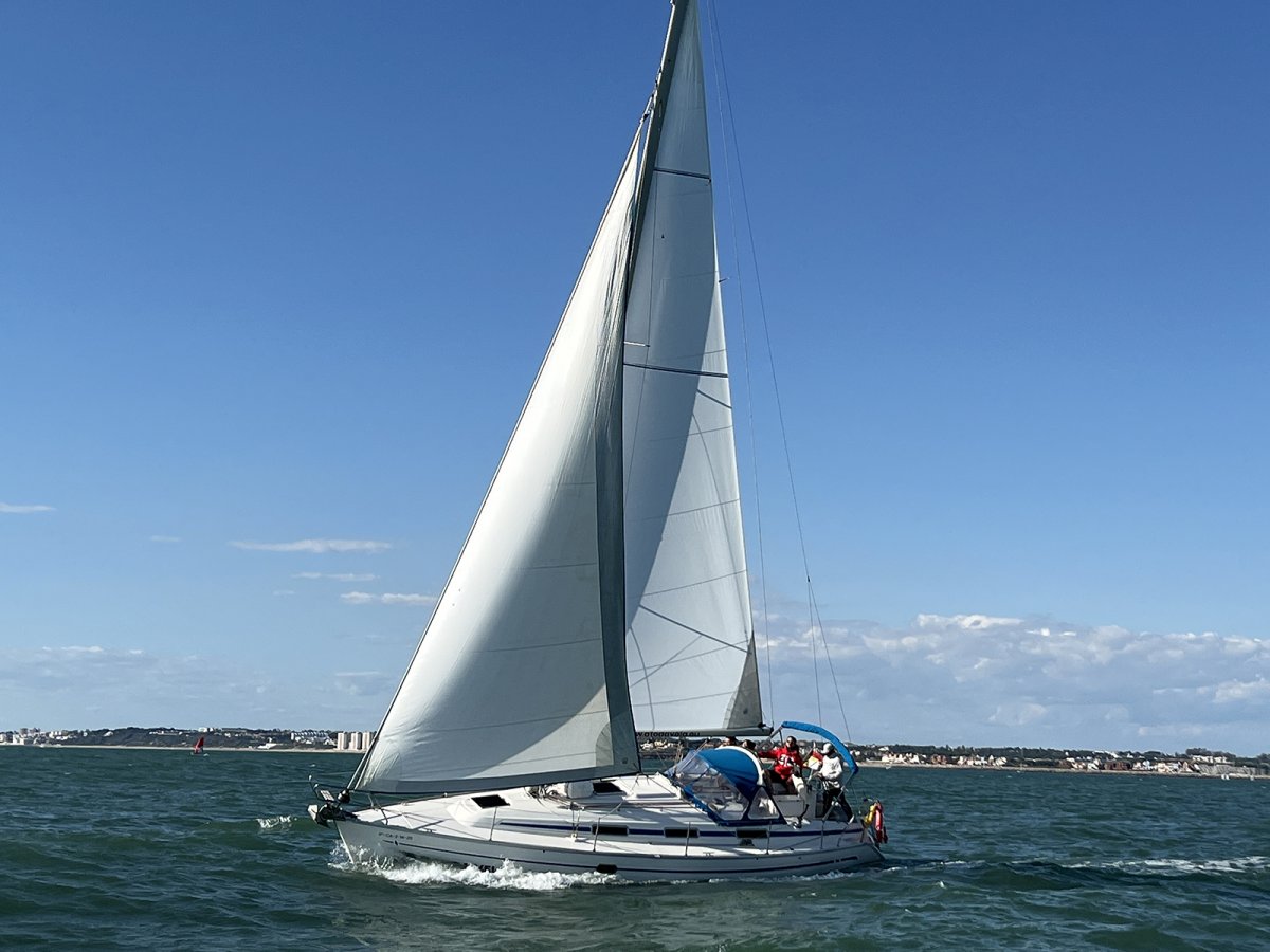 Learn to sail safely and comfortably with our PER + Sailing Endorsement Course