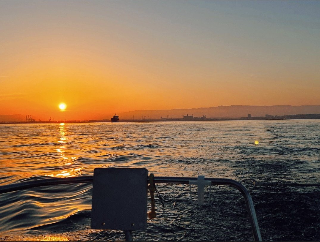 Praticare lo yoga in un ambiente naturale