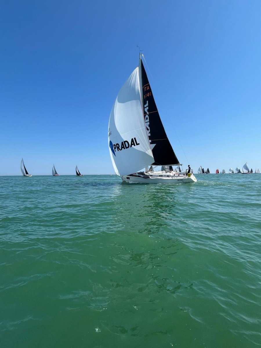 Barco en vela utilizando el gennaker, curso de navegación.