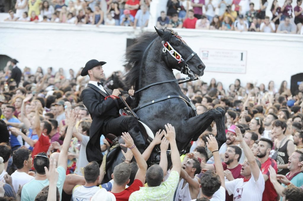 Vivi l'Emozione della Festa di San Giovanni a Menorca