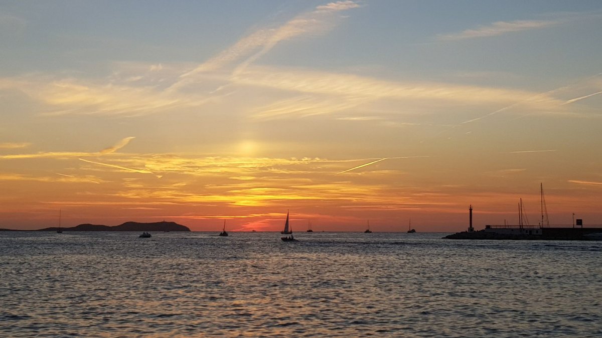Flotilla de catamaranes, solteros disfrutando en Ibiza y Formentera.